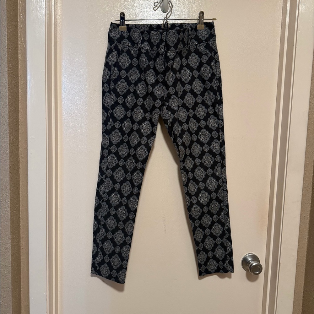 Ann Taylor Petite black Medallion Print Ankle Pants – Size 0P